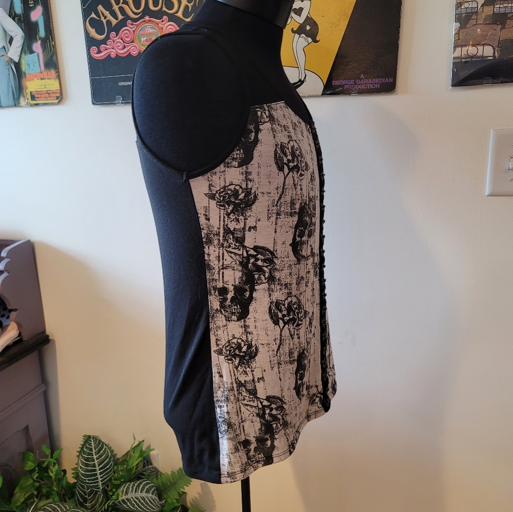 Skull And Rose's B&W Eyelet Front With Net - image 4